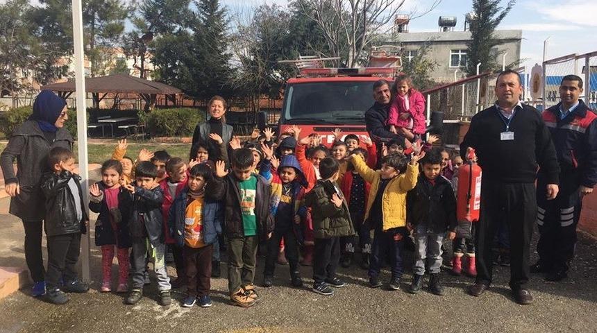 Besni&rsquo;de minik &ouml;ğrencilere itfaiye mesleği tanıtıldı