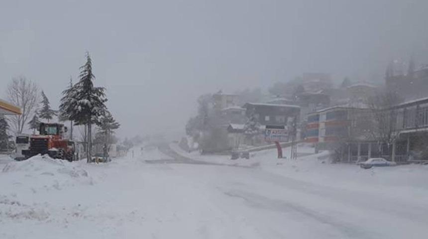 Kar yağışı nedeniyle Sertavul Ge&ccedil;idi&rsquo;nde b&uuml;y&uuml;k ara&ccedil;ların ge&ccedil;işine izin verilmiyor
