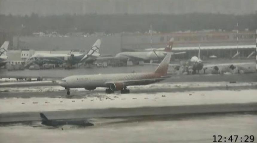 Rusya&rsquo;da bir u&ccedil;ak, buz tutan pistte d&ouml;nerek dışarı savruldu