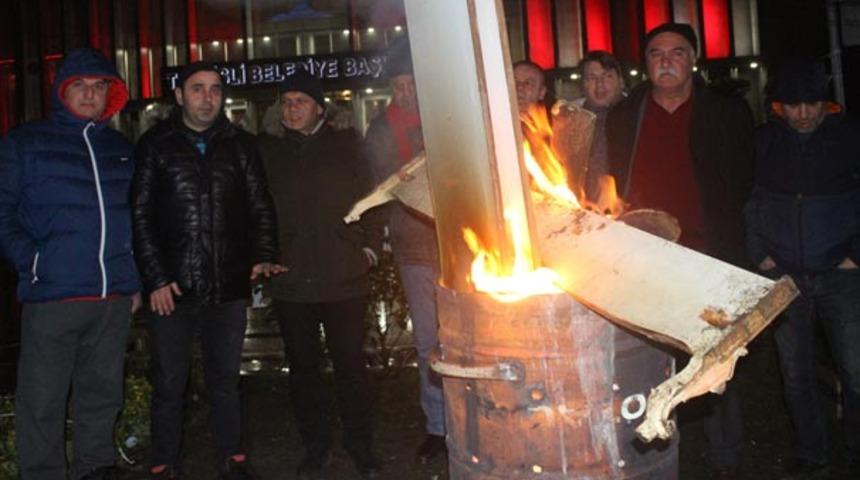Şişli Belediyesi &ouml;n&uuml;nde eylem! Maaşlarını alamayan iş&ccedil;iler ateş yakıp a&ccedil;lık grevine başladı!