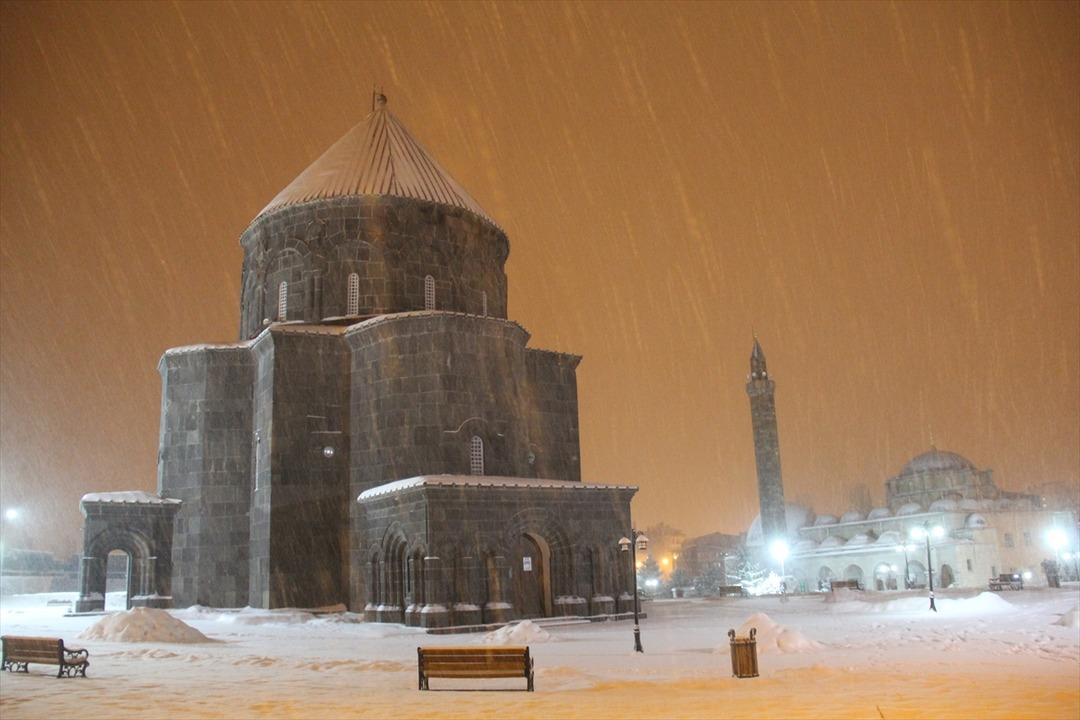 Doğu Anadolu'da kar yağışı etkisini s&uuml;rd&uuml;r&uuml;yor