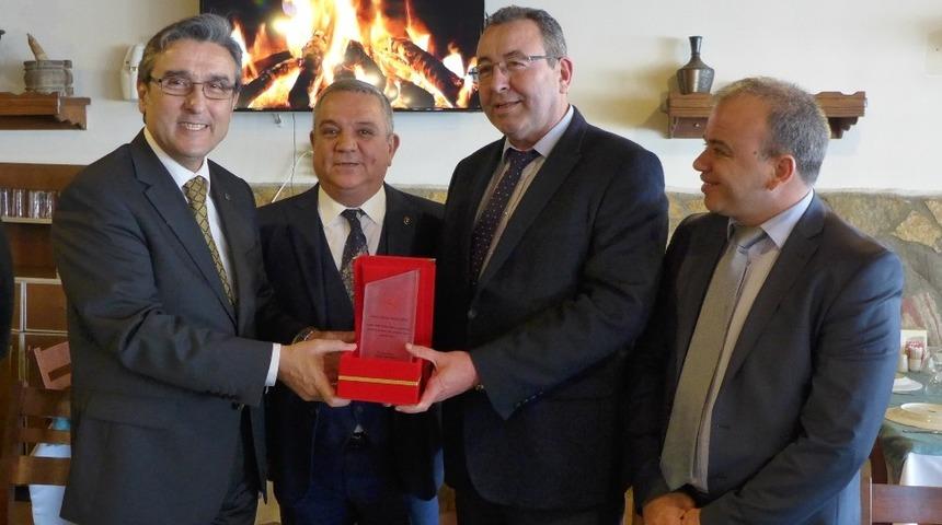 Kuşadası Liman Başkanlığı&rsquo;ndan Serdar Akdoğan&rsquo;a plaket