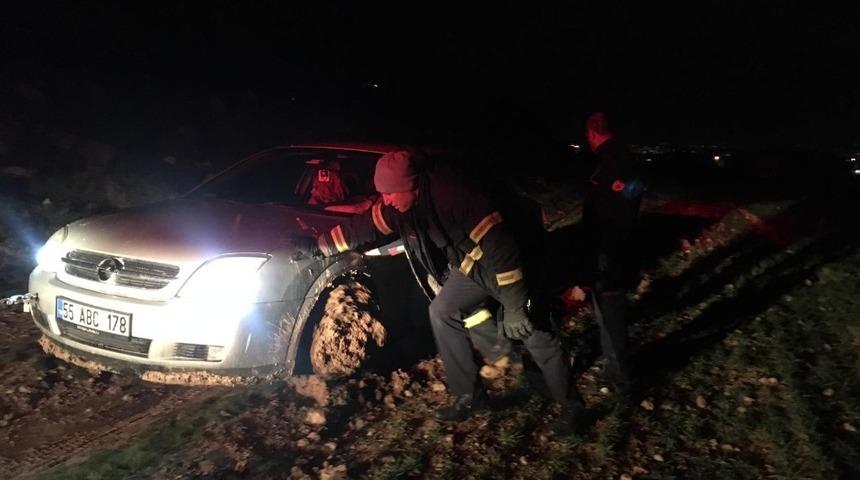 &Ccedil;amura saplanan otomobili itfaiye ekibi kurtardı