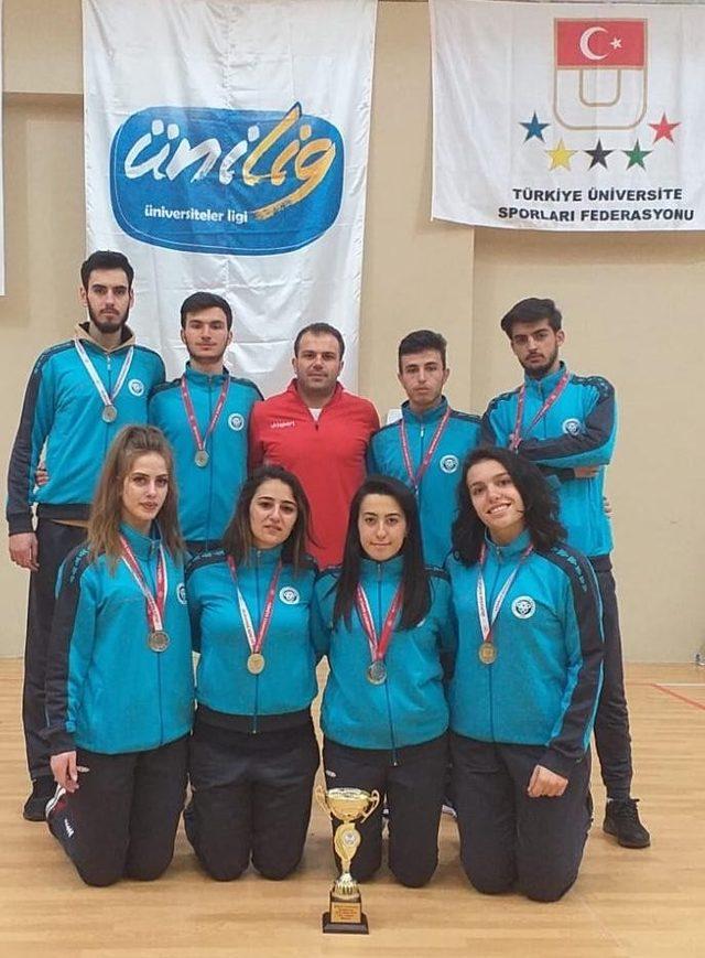 Erzincan Binali Yıldırım Üniversitesinin crossminton başarısı