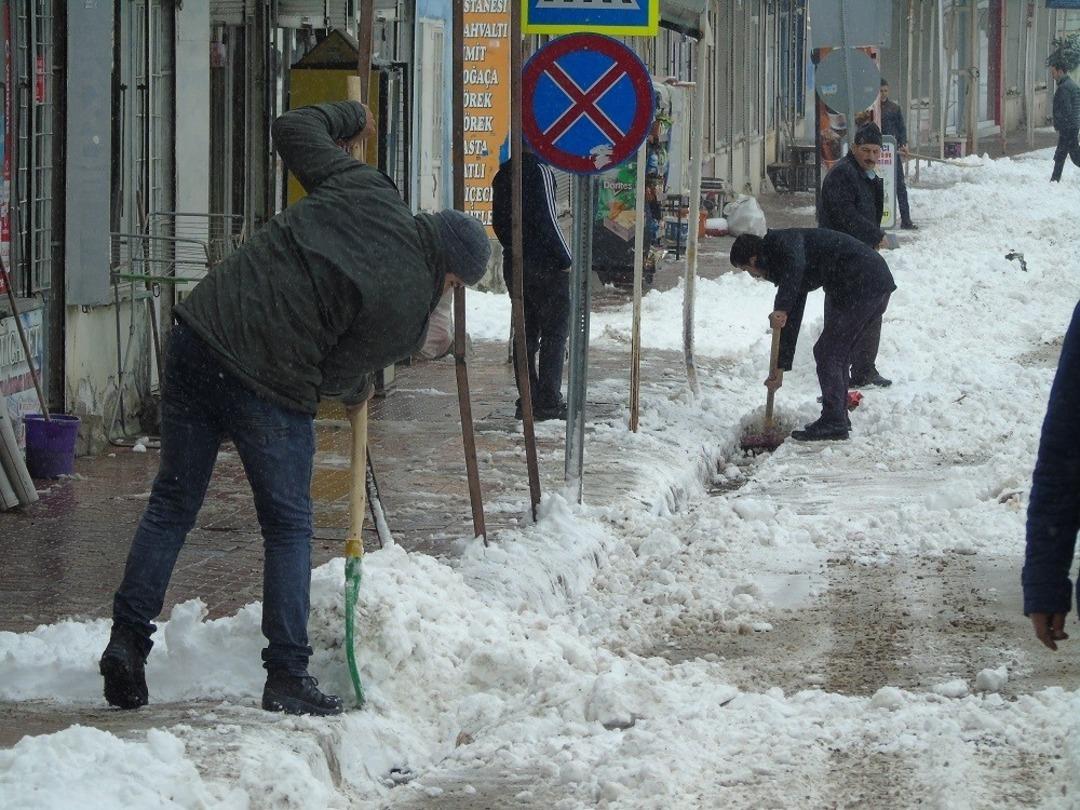 Başkale&rsquo;de karla m&uuml;cadele &ccedil;alışması