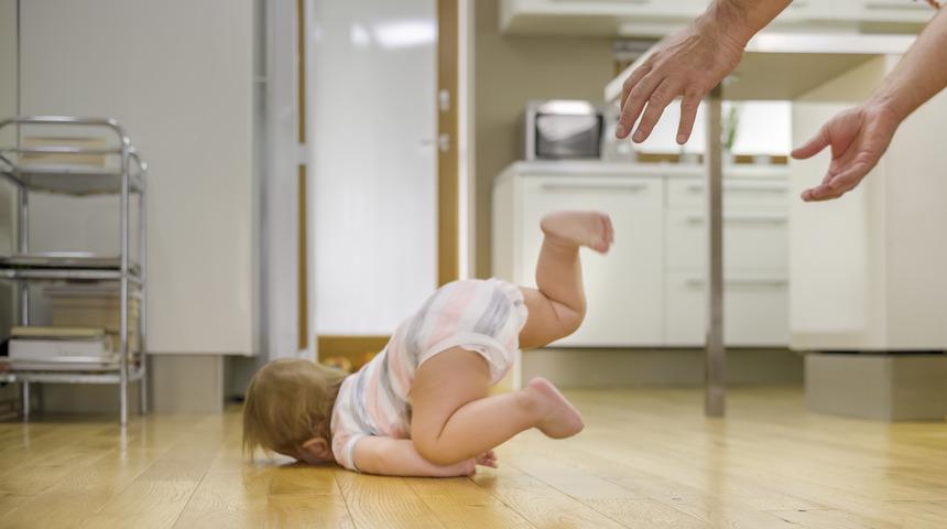 Bebeğiniz düştüyse bu 10 belirtiye dikkat!