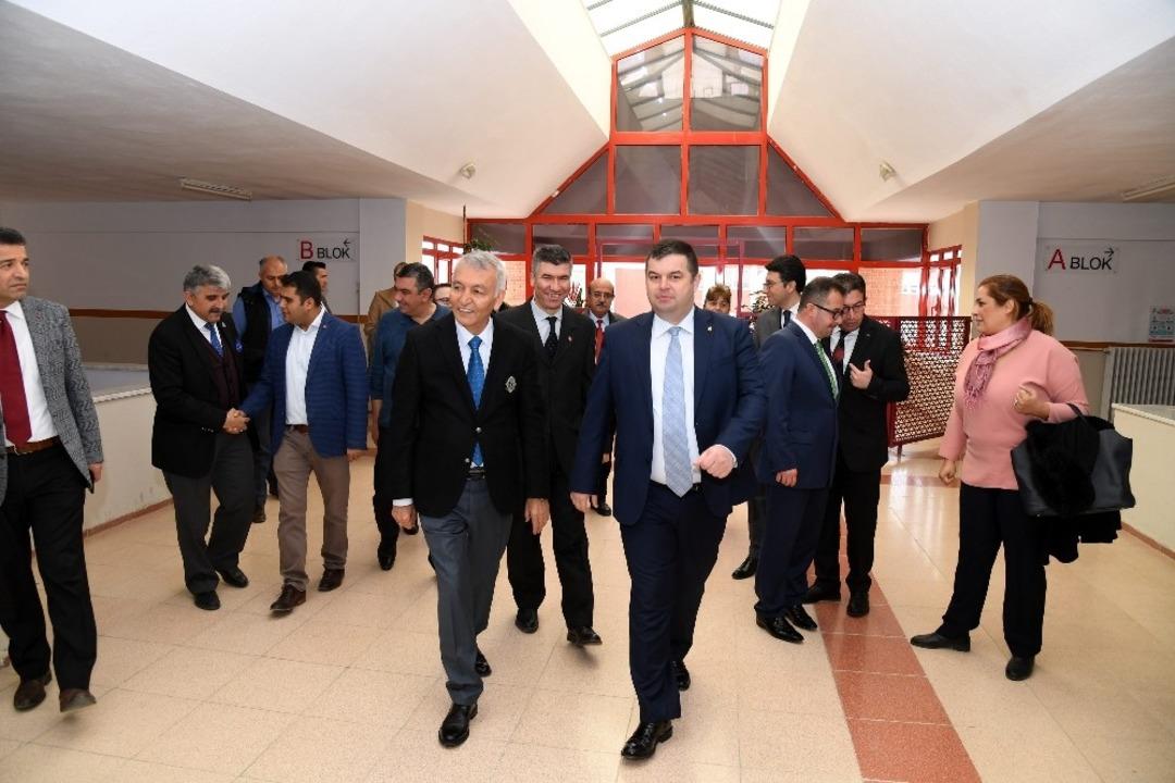 Başkan G&uuml;naydın, akademisyen ve &uuml;niversitelilerle buluştu