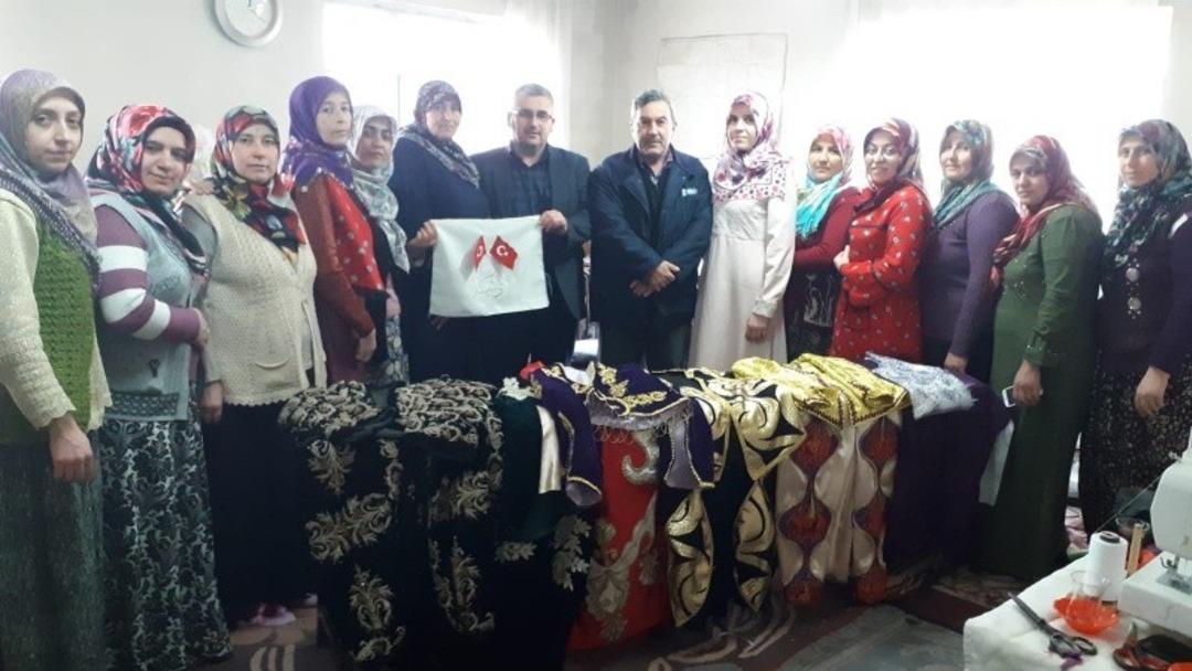 K&ouml;ydeki kadınlar &rsquo;tarih kokan kıyafet&rsquo; &uuml;retiyor