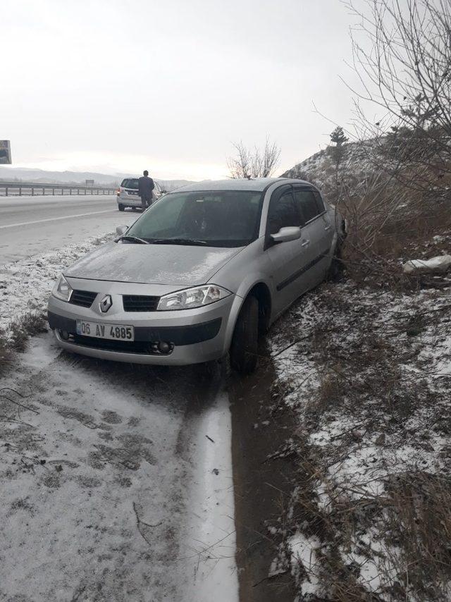 Otomobil su kanalına düştü