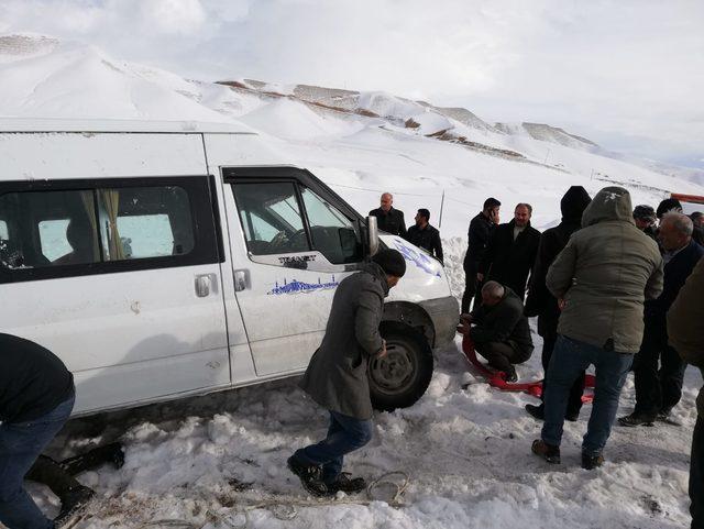 Van ve Bitlis'te 432 yerleşim biriminin yolu kardan kapandı