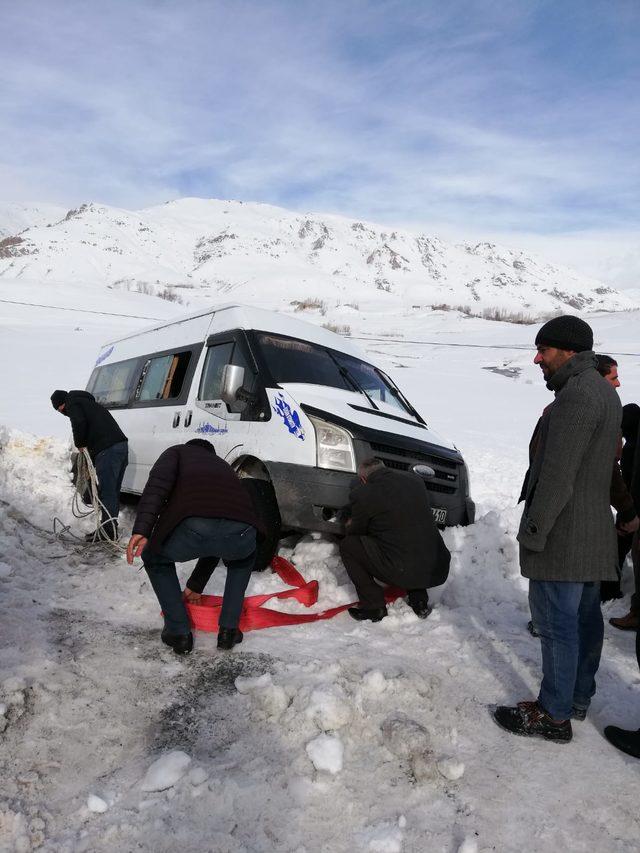 Van ve Bitlis'te 432 yerleşim biriminin yolu kardan kapandı