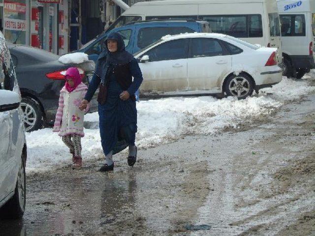 Van ve Bitlis'te 432 yerleşim biriminin yolu kardan kapandı