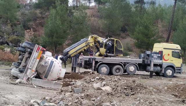 Sülfürik asit yüklü tanker devrildi; kimyasal madde yola aktı