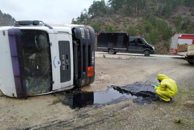 Sülfürik asit yüklü tanker devrildi; kimyasal madde yola aktı