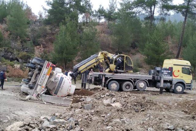 Sülfürik asit yüklü tanker devrildi; kimyasal madde yola aktı