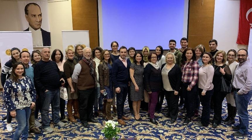 İzmir’de eczacılar arı ürünlerini konuşmak için buluştu