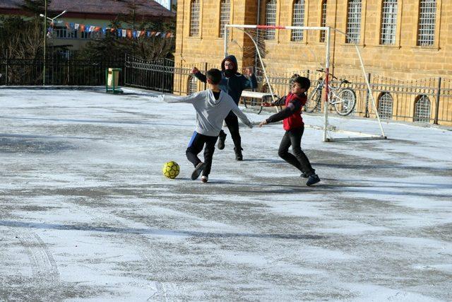 Öğrencilerin buzlu zeminde futbol keyfi