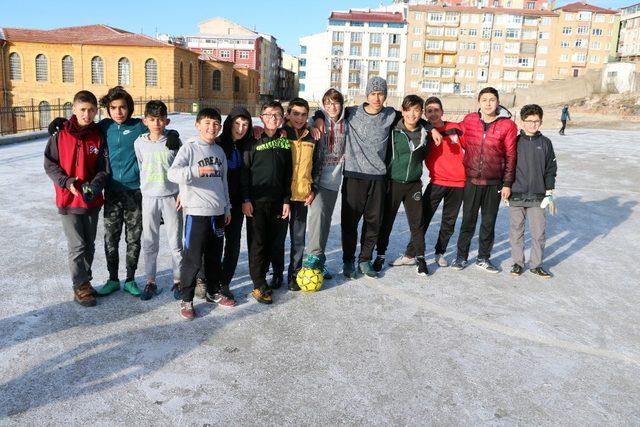 Öğrencilerin buzlu zeminde futbol keyfi