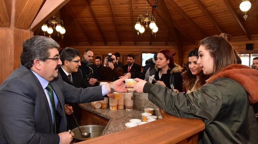Başkan Can &ouml;ğrencilere &ccedil;orba ve &ccedil;ay ikram etti