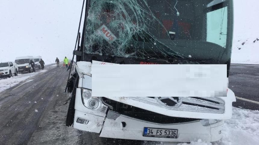 Otob&uuml;s, Tıra &ccedil;arptı