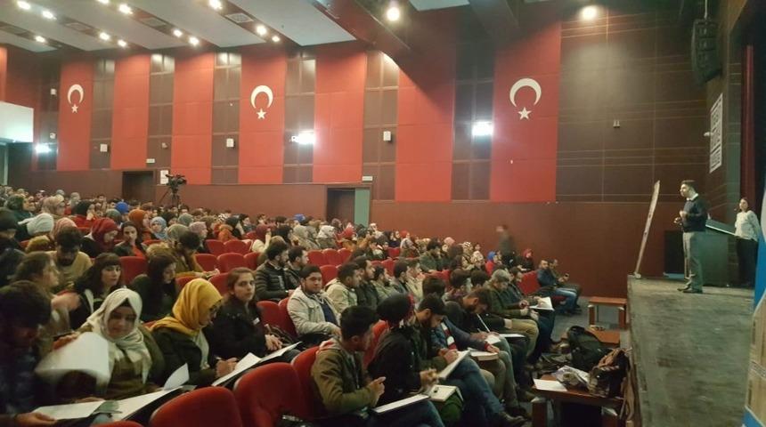 Mardin emniyeti gençleri terör örgütlerine karşı bilgilendiriyor