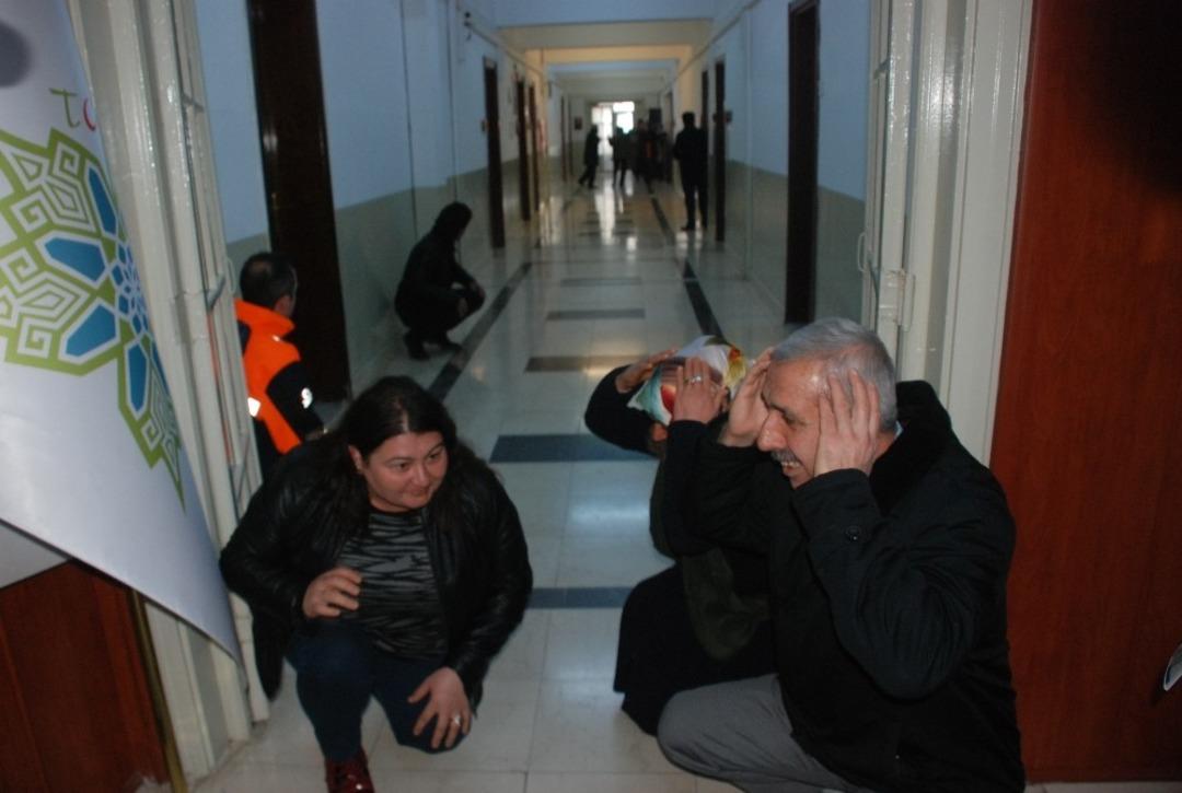 Deprem tatbikatını ger&ccedil;ek sandılar