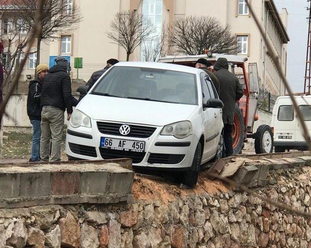 Kontrol çıkan araç istinat duvarında durabildi