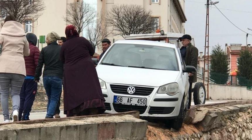 Kontrol &ccedil;ıkan ara&ccedil; istinat duvarında durabildi