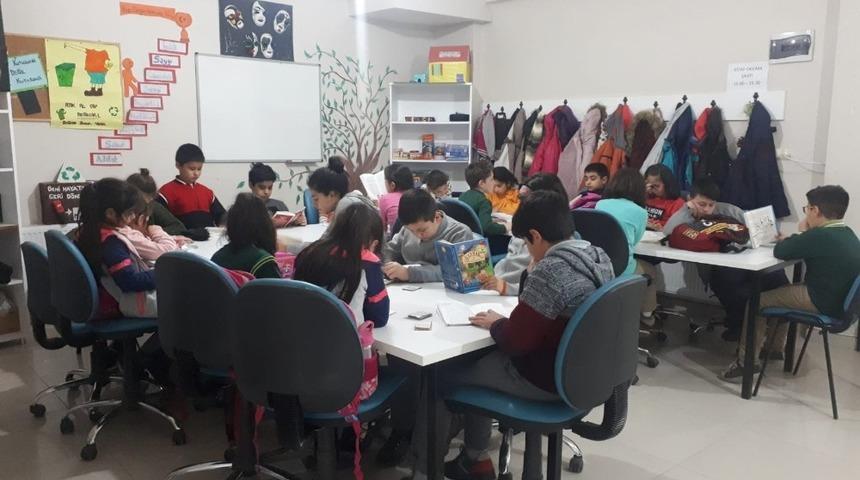 Kartepeli minik &ouml;ğrenciler okuma saatinde buluşuyor