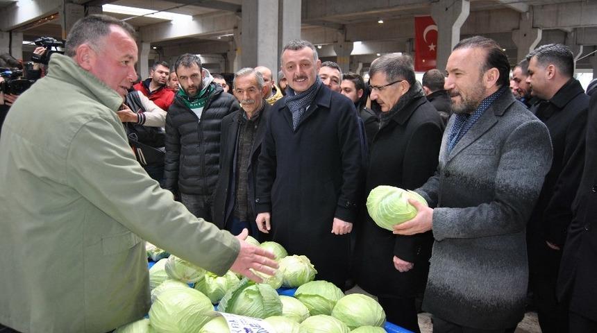İzmit&rsquo;te pazarcılara y&uuml;k olmadan 50 milyon TL&rsquo;lik yatırım yapıldı