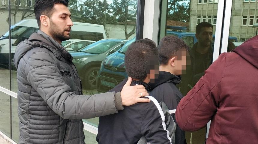 Bı&ccedil;akla yaralama ş&uuml;phelisi &ccedil;ocuklar adliyede