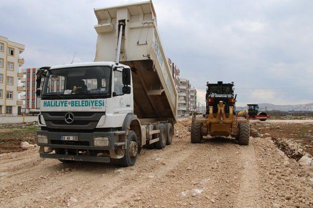 Demirkol mahallelerde yol çalışmalarını inceledi