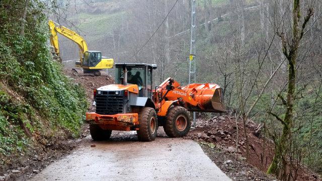 Heyelandan kapanan yoldaki çalışmada, bu kez de dev kayalar düştü