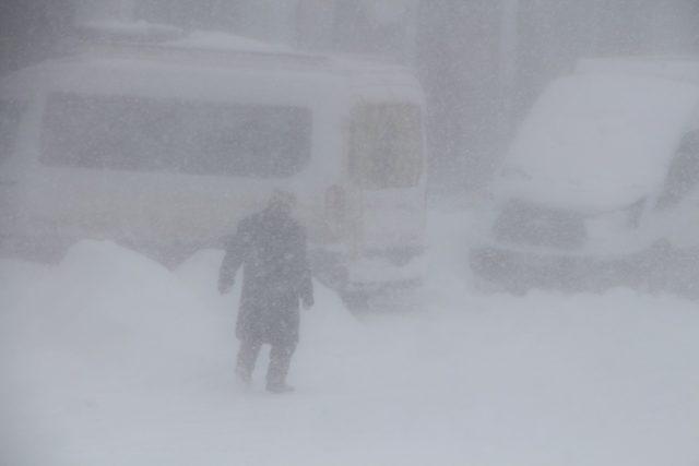 Karlıova'da kar esareti: İş yerleri açılamadı, okullar tatil edildi (2)