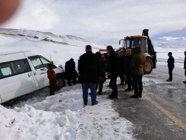 Başkale’de tipiden dolayı minibüs şarampole yuvarlandı