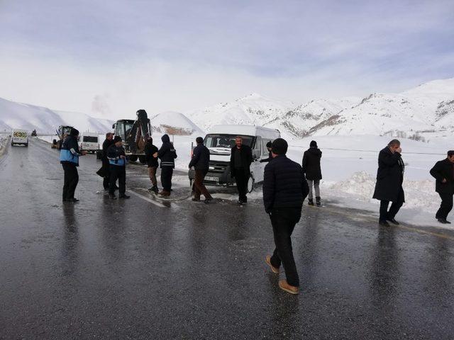 Başkale’de tipiden dolayı minibüs şarampole yuvarlandı