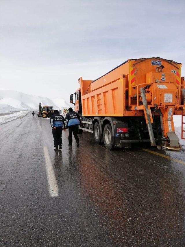 Başkale’de tipiden dolayı minibüs şarampole yuvarlandı