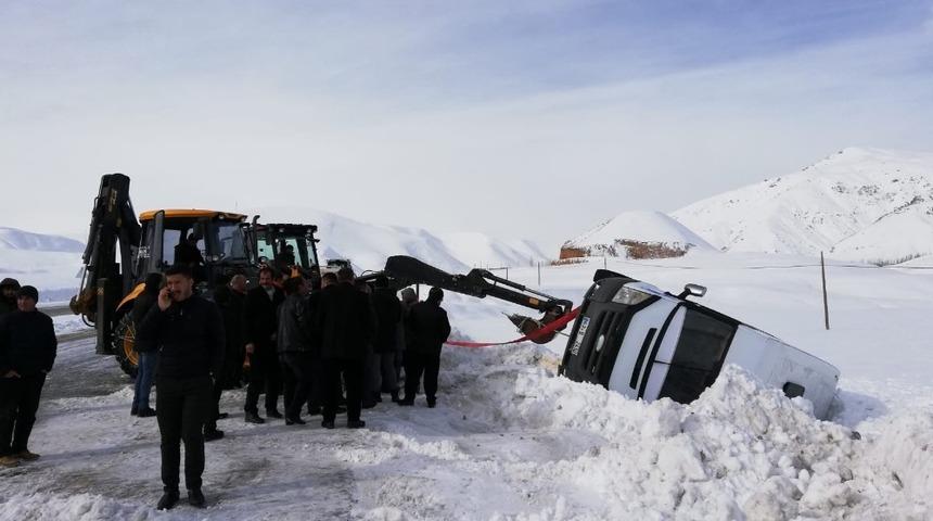 Başkale&rsquo;de tipiden dolayı minib&uuml;s şarampole yuvarlandı
