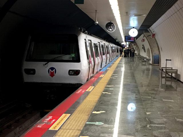Metro istasyonunda raylara düşen kişi nedeniyle seferlerde aksama yaşandı 