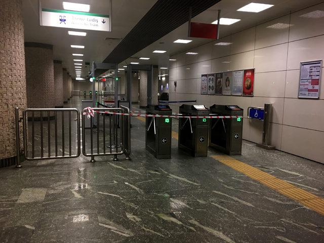 Metro istasyonunda raylara düşen kişi nedeniyle seferlerde aksama yaşandı 