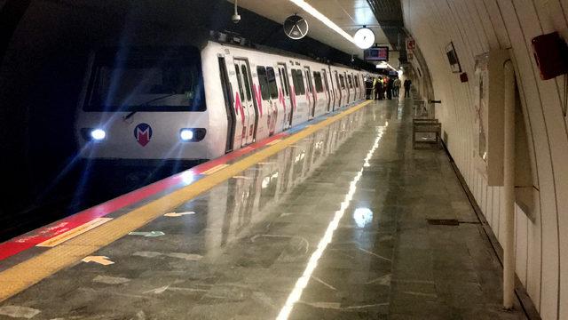 Metro istasyonunda raylara düşen kişi nedeniyle seferlerde aksama yaşandı 