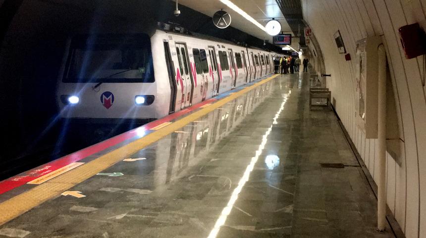 Metro istasyonunda raylara düşen kişi nedeniyle seferlerde aksama yaşandı 