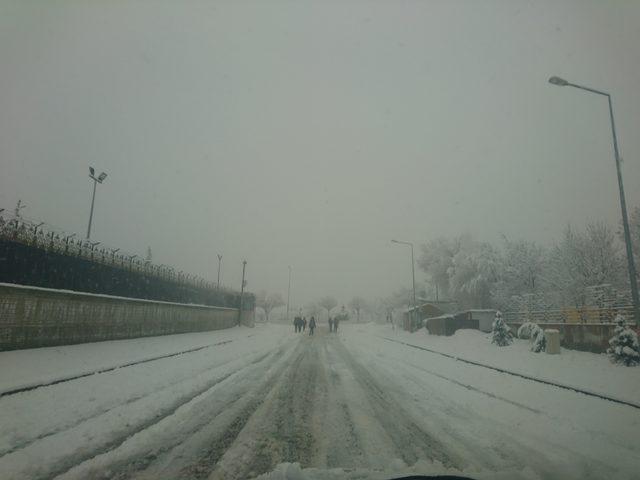 Karlıova'da kar esareti: İş yerleri açılamadı, okullar tatil edildi (3)
