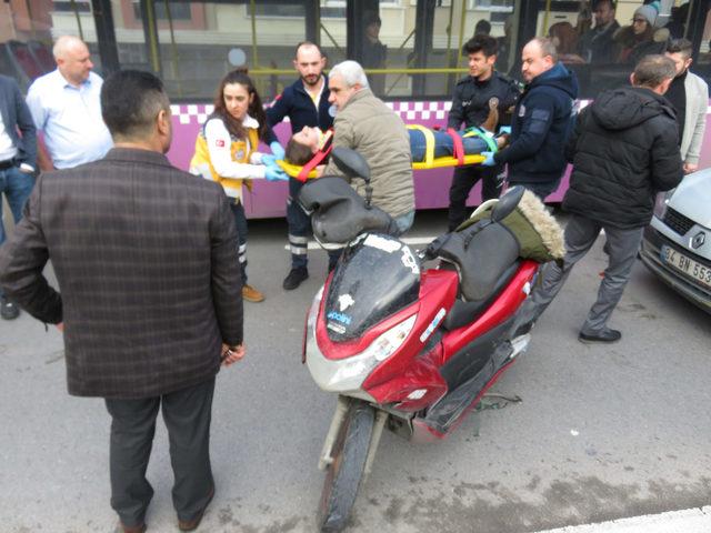 Motosiklet, otobüs ile otomobil arasında sıkıştı