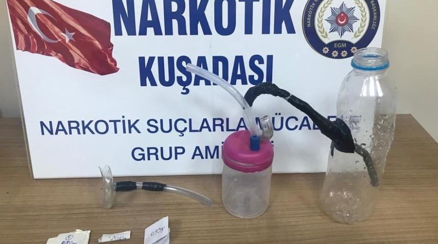 Kadın uyuşturucu ş&uuml;phelisinin evine narkotik k&ouml;pekleriyle baskın