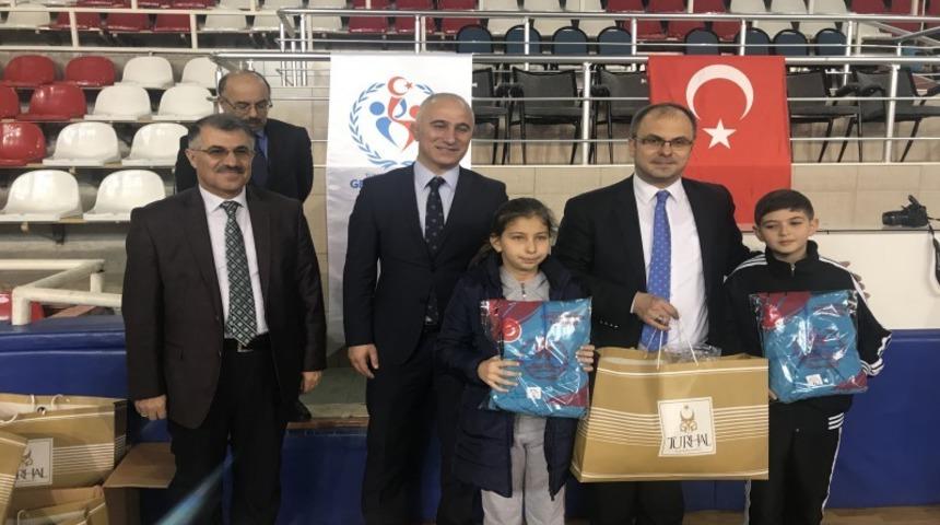 &Ouml;ğrencilere spor malzemesi desteği