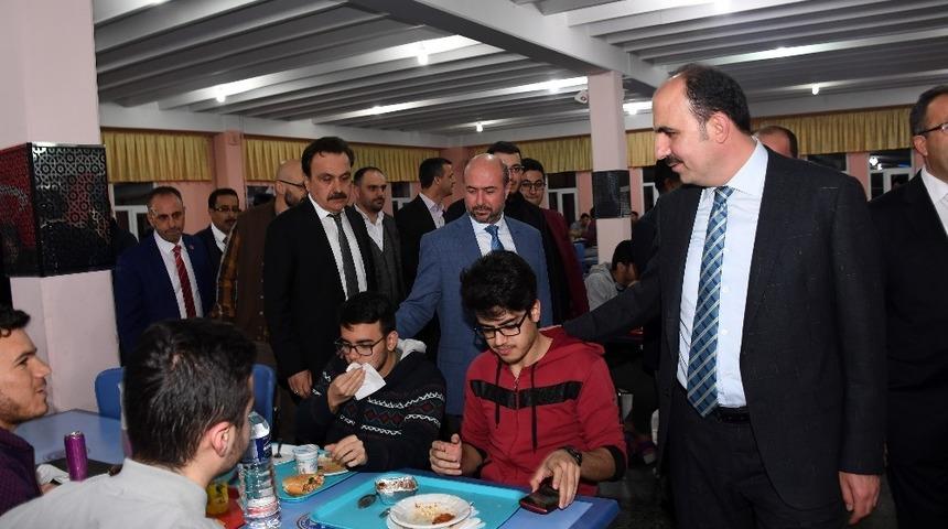 Başkan Altay, &uuml;niversiteli gen&ccedil;lerle buluştu