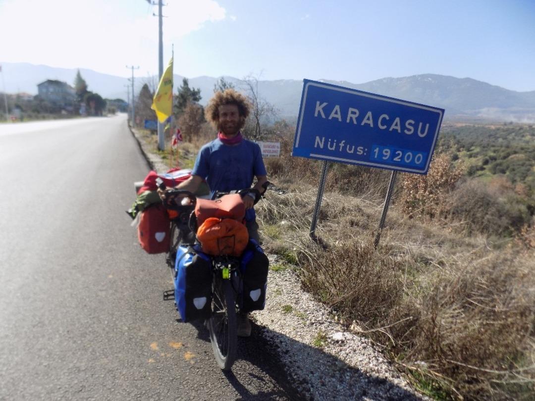Bisikletine y&uuml;klediği eviyle 81 il ve 800 il&ccedil;eyi gezecek