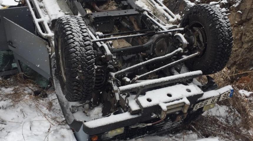 Kars&rsquo;tan Erzurum&rsquo;a g&ouml;reve giden polis aracı kaza yaptı