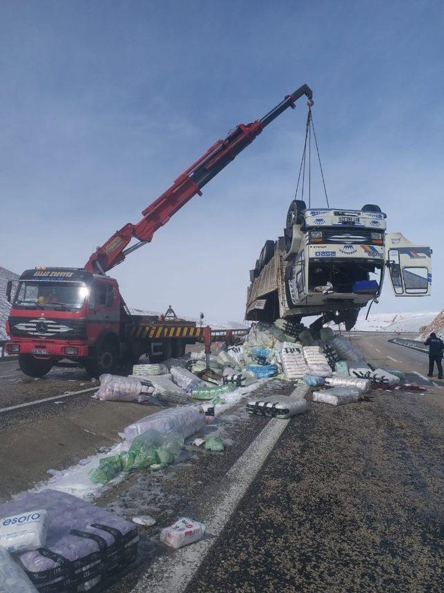 Buzlanan yolda kayan kamyon devrildi: 1 yaralı